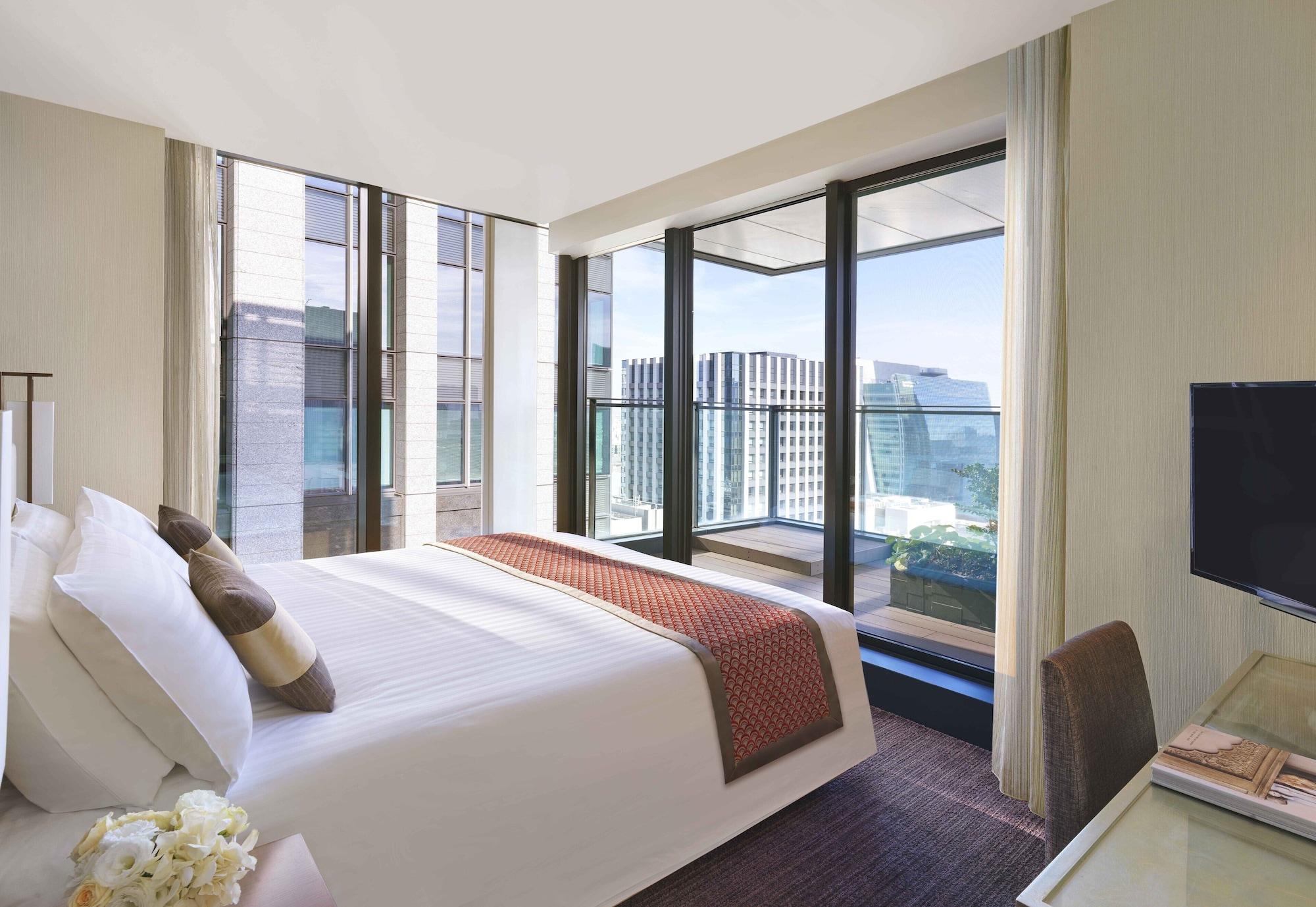 فندق أووكوود بريمير طوكيو المظهر الخارجي الصورة A bedroom at The Ritz-Carlton, Hong Kong