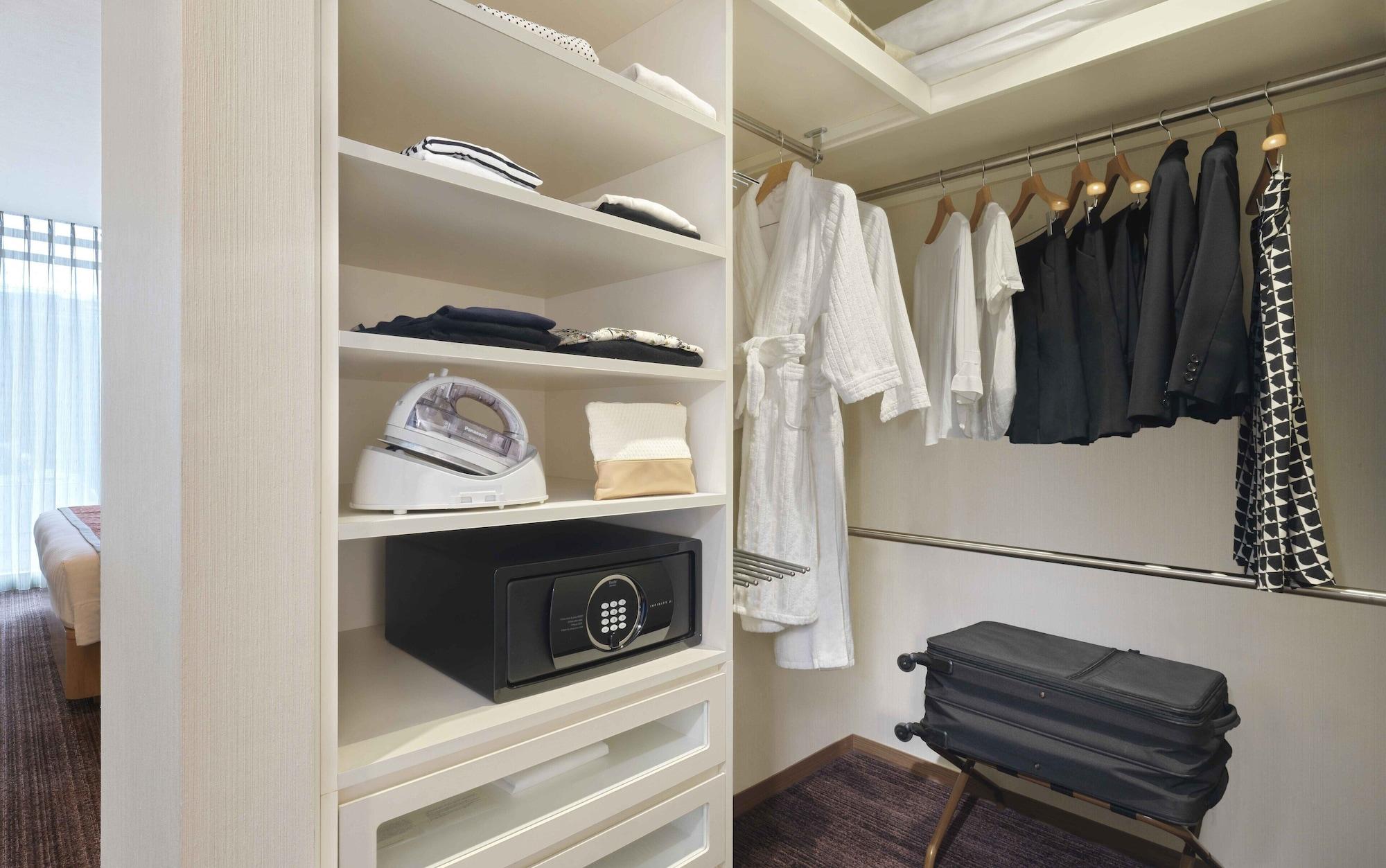 فندق أووكوود بريمير طوكيو المظهر الخارجي الصورة A safe in a hotel room