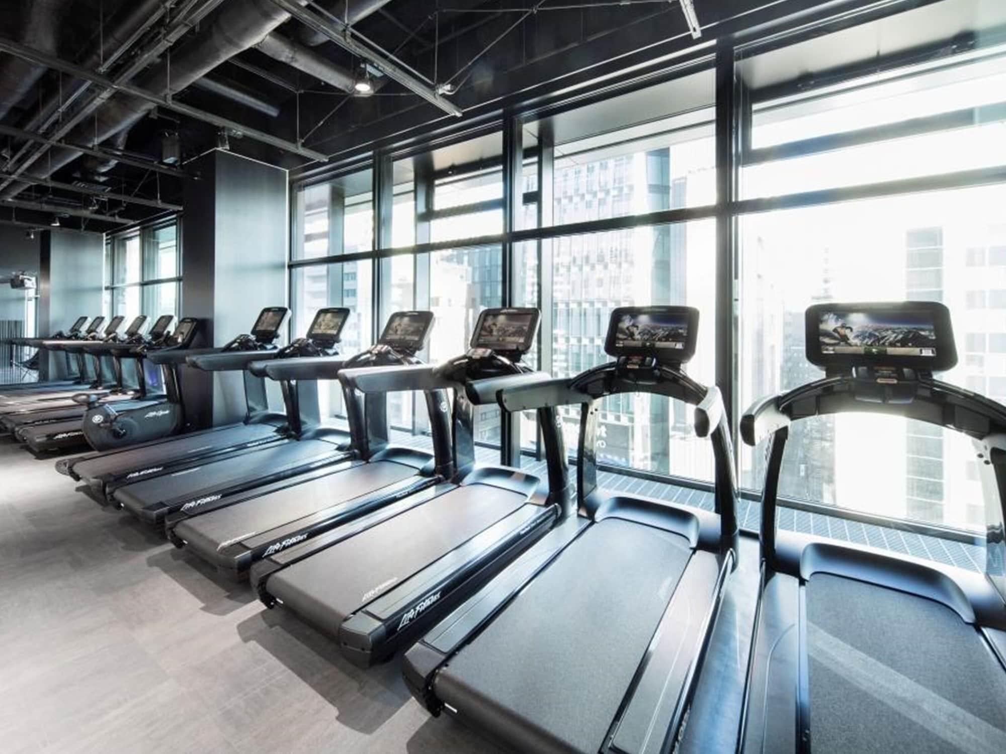 فندق أووكوود بريمير طوكيو المظهر الخارجي الصورة The gym at the 1000m² sports and wellness centre