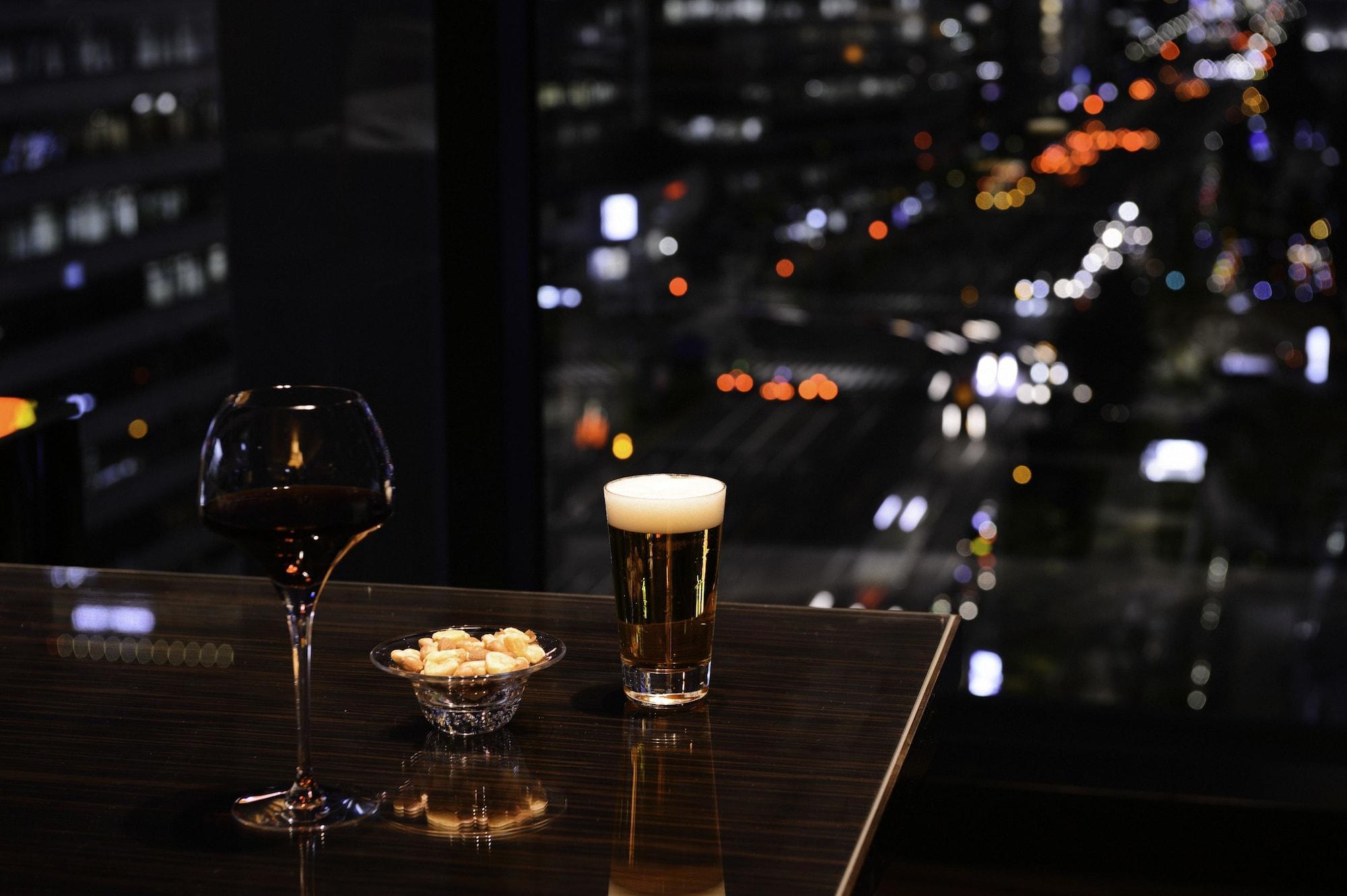 فندق أووكوود بريمير طوكيو المظهر الخارجي الصورة A glass of beer and a glass of wine