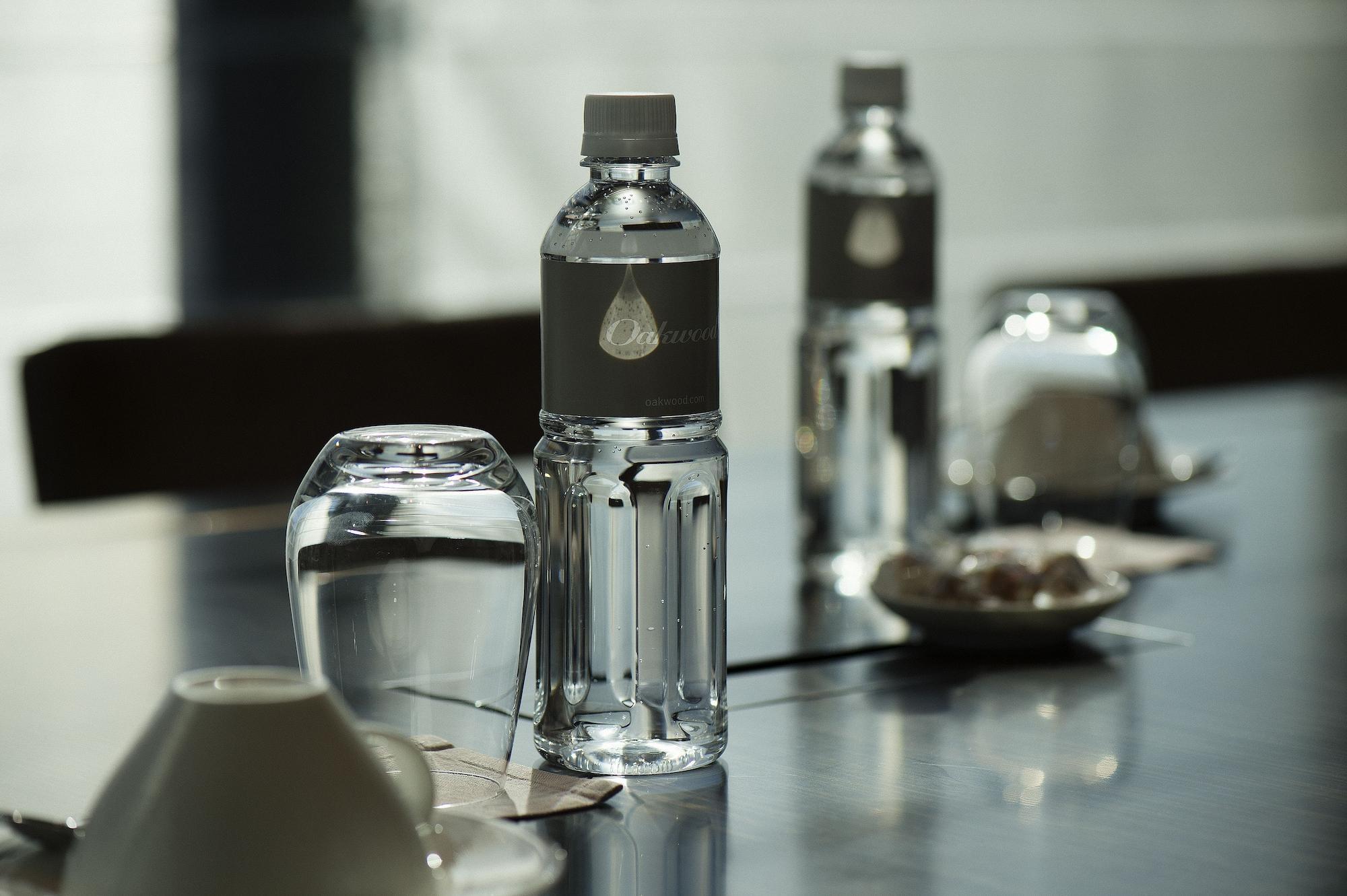 فندق أووكوود بريمير طوكيو المظهر الخارجي الصورة A bottle of water