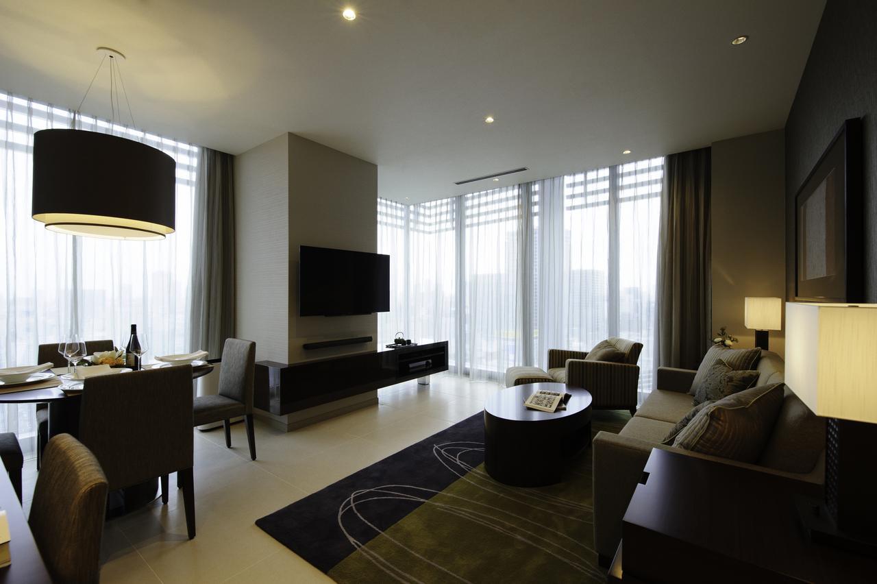 فندق أووكوود بريمير طوكيو المظهر الخارجي الصورة A living room in a suite at the hotel