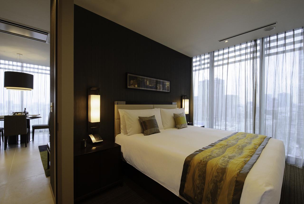 فندق أووكوود بريمير طوكيو المظهر الخارجي الصورة A bedroom at the Park Hyatt Hyderabad